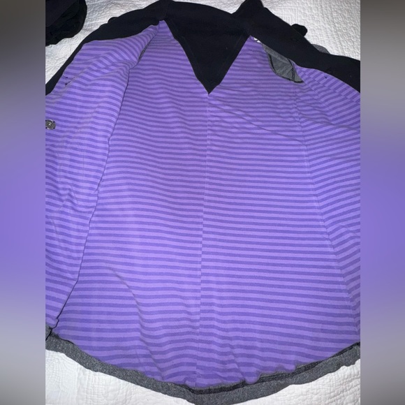 Lululemon Gratitude Wrap
Static Charcoal / Purple Lining - Picture 13 of 14